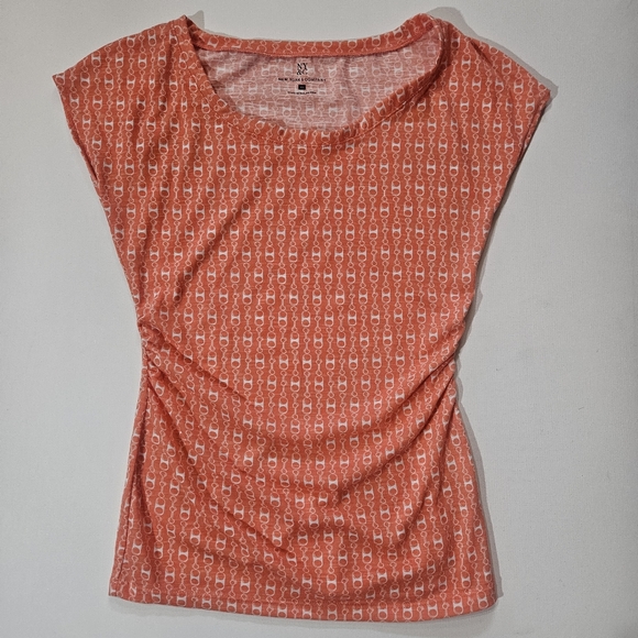 New York & Company Tops - New York And Company‎ Top Womens XS Coral White Chainlink Pattern Ruched Side